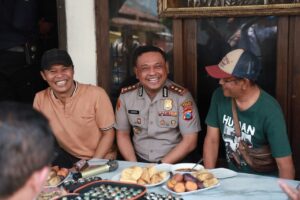 Kapolres Jember Serap Aspirasi Pedagang, Gelar Cangkrukan di Pasar Johar